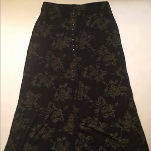 Es • se Black Rose Slit Skirt